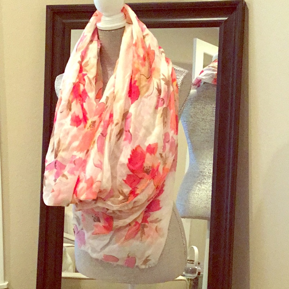 Floral print scarf.